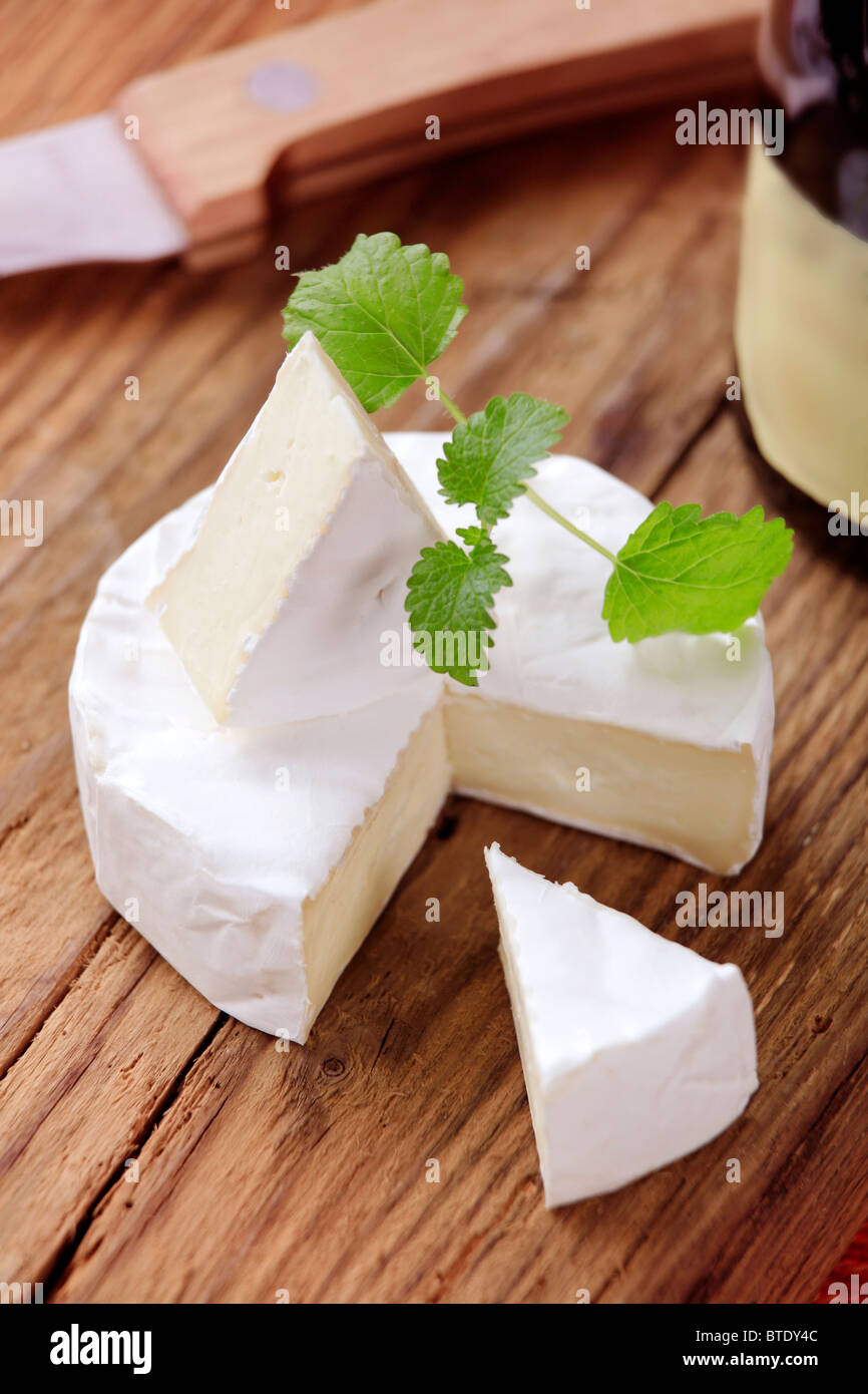 Formaggio a pasta morbida con commestibili scorza bianca - dettaglio Foto Stock