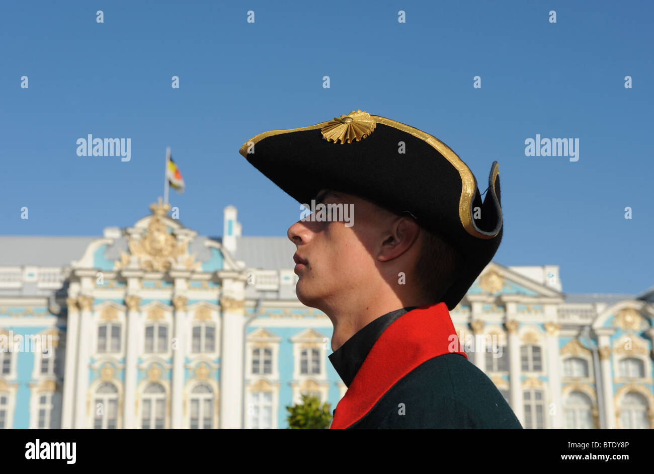 Un uomo in uniforme di fronte al Palazzo di Caterina, San Pietroburgo, Russia Foto Stock