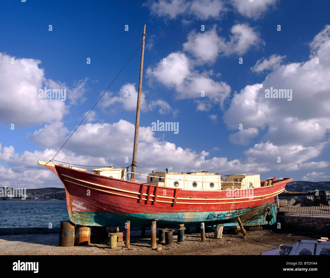 Vecchio di legno barca da pesca in attesa di essere riparato nel porto di Parikia, isola di Paros. Foto Stock