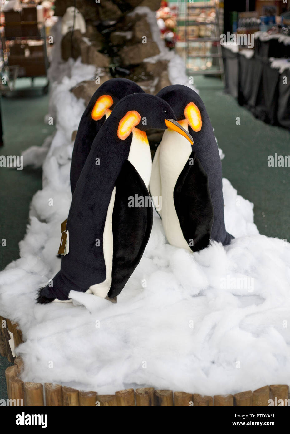 Penguin figure come parte di un giardino al centro del display di Natale Foto Stock