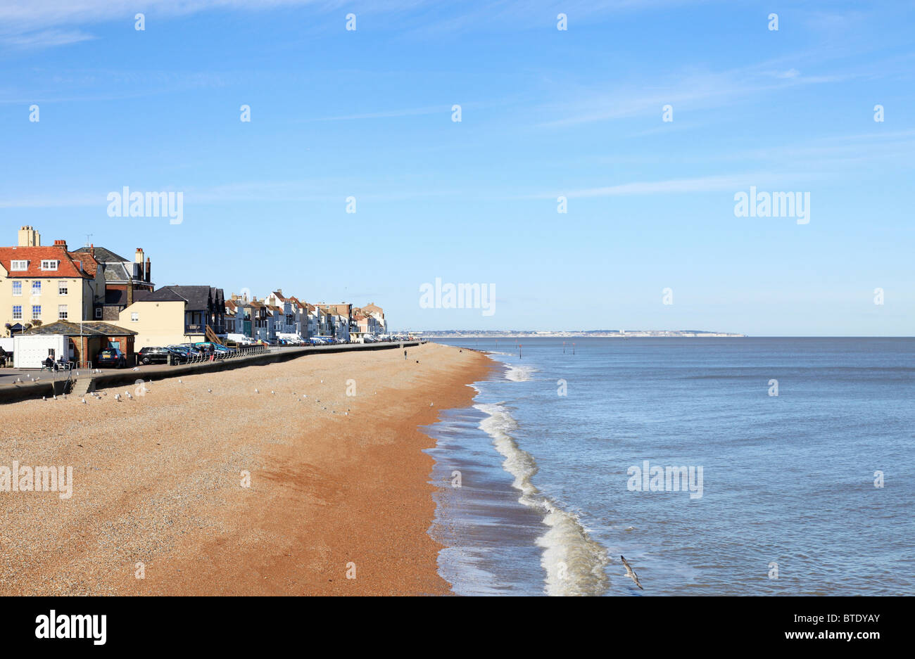 La spiaggia di ciottoli e lungomare a trattare, Kent, Regno Unito Foto Stock