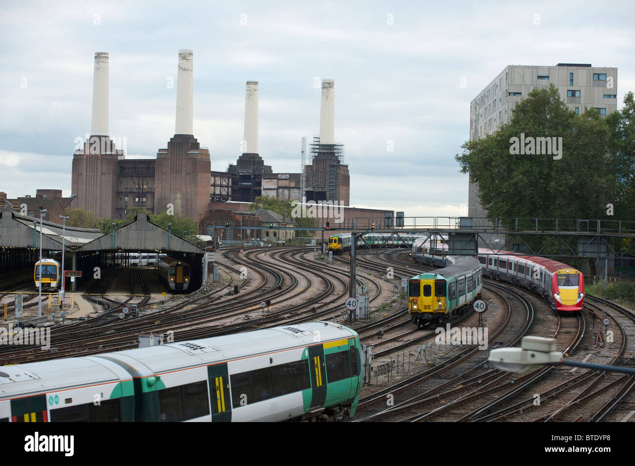 Treni, tracce e Battersea Power Station Foto Stock