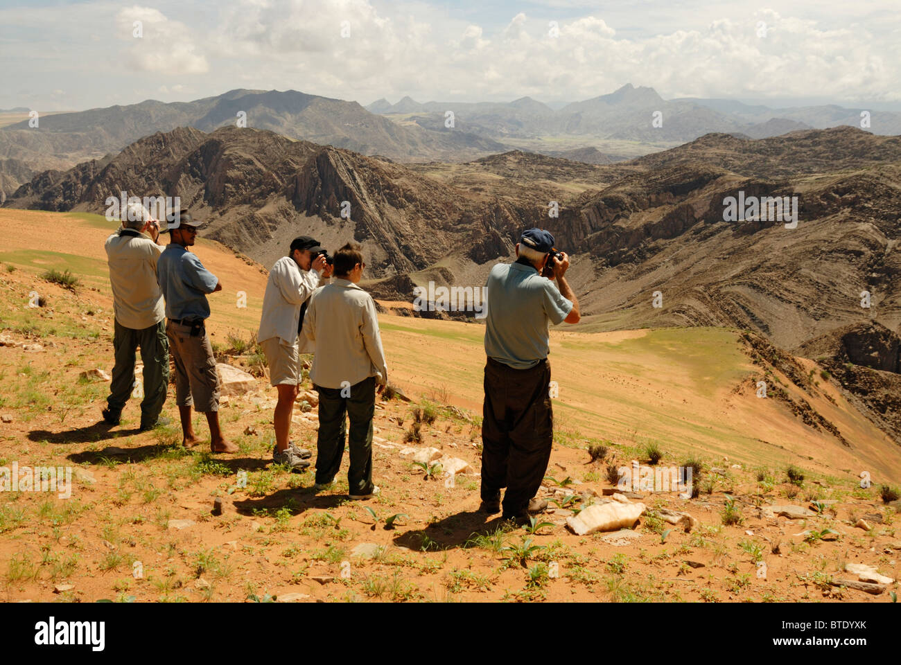 I turisti alla ricerca di Kunene River Valley, Serra Cafema montagne e Angola in background Foto Stock