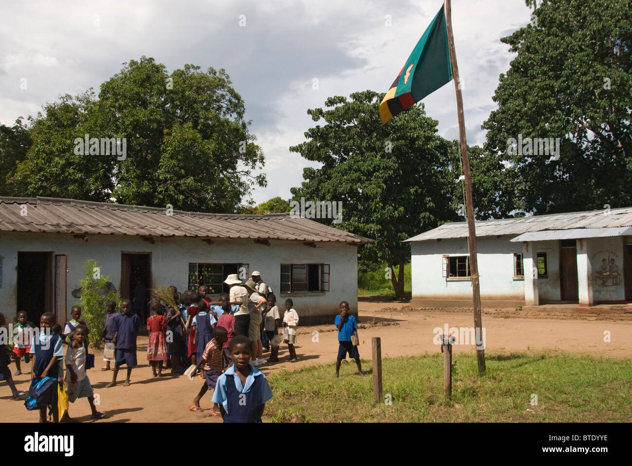 A scuola i bambini al di fuori classe a scuola nei pressi di Mfuwe Foto Stock