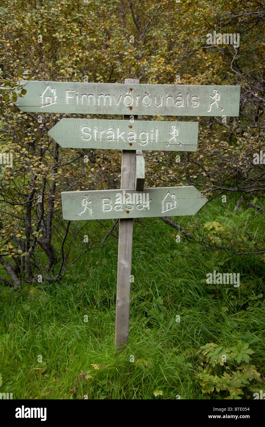 L'Islanda, Porsmork Park. Percorso escursionistico di montagna, direzionale segnavia. Foto Stock