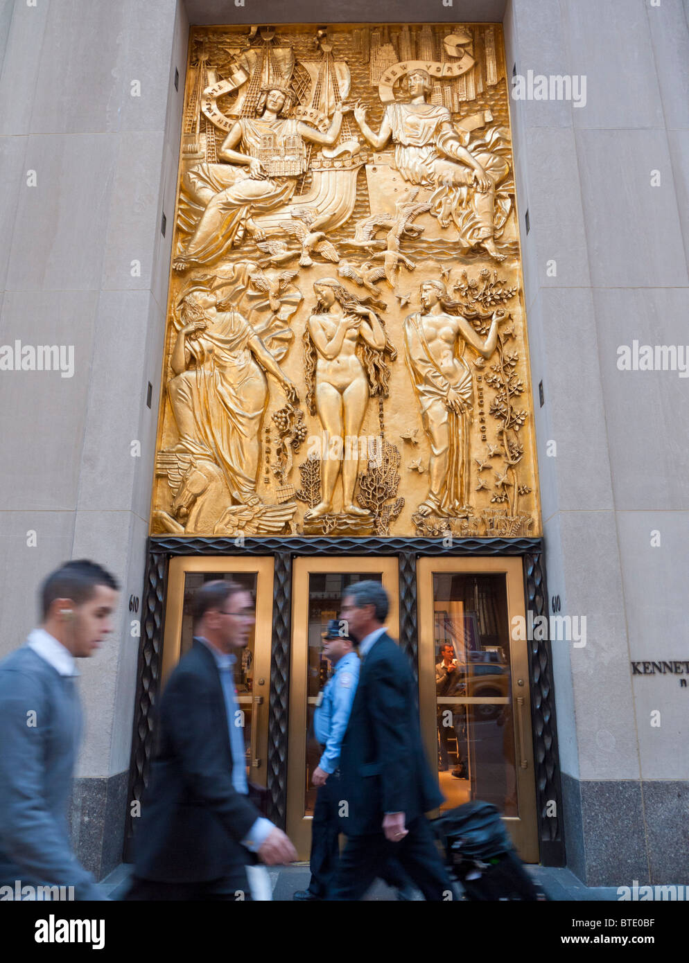 Decorazioni in stile Art Deco sulla facciata del Rockefeller Center di Manhattan a New York City USA Foto Stock