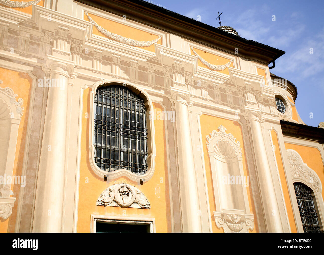 Savona.Italia. L'architettura neoclassica è dipinta sul lato dell'edificio. Foto Stock