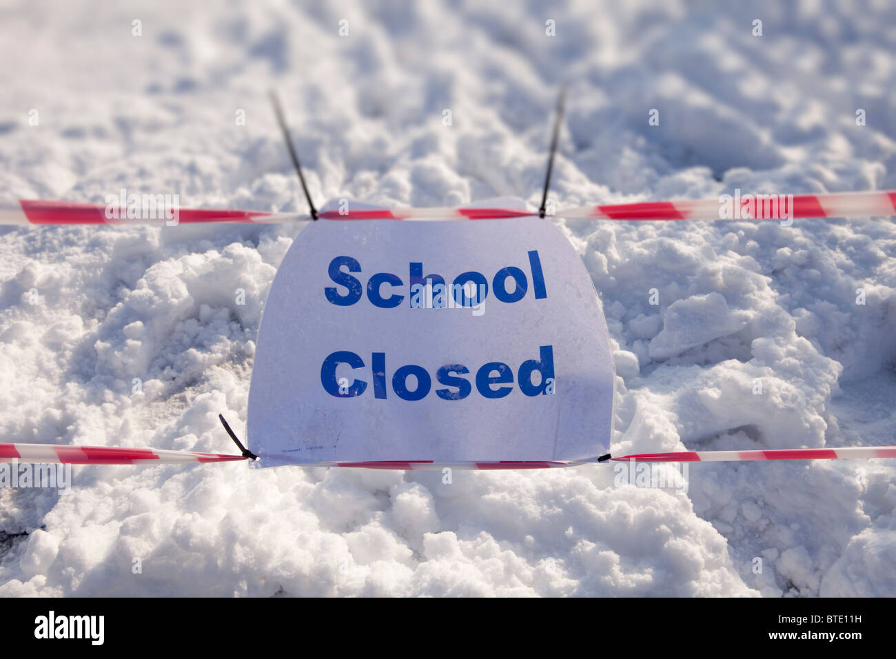 Scuola segno chiuso nella neve Foto Stock
