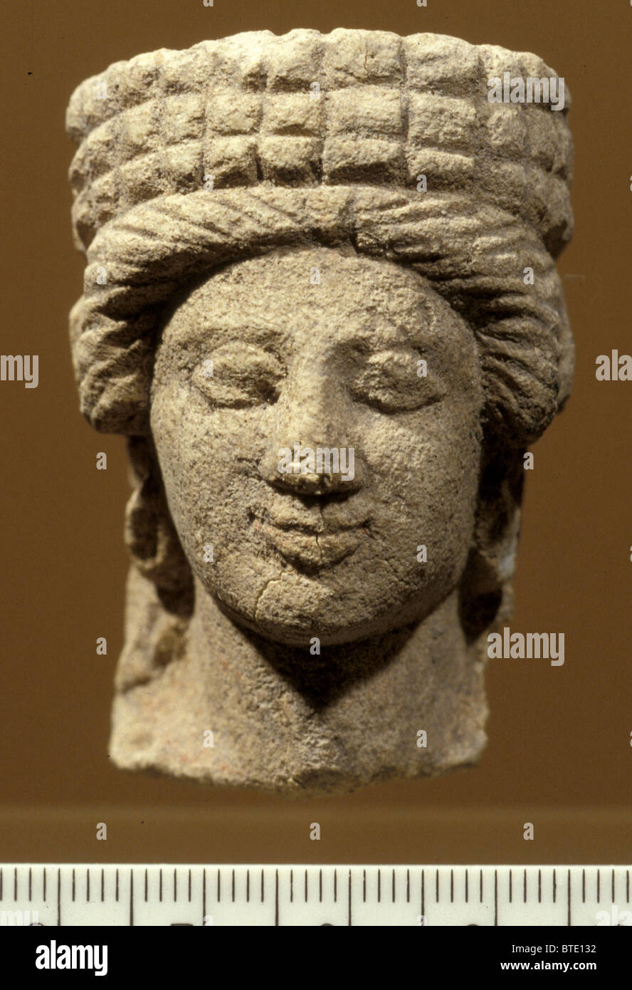 619. Statuetta di terracotta dei godess tiche, il protettore della città, HELENISTIC PERIODO, DOR SCAVI Foto Stock