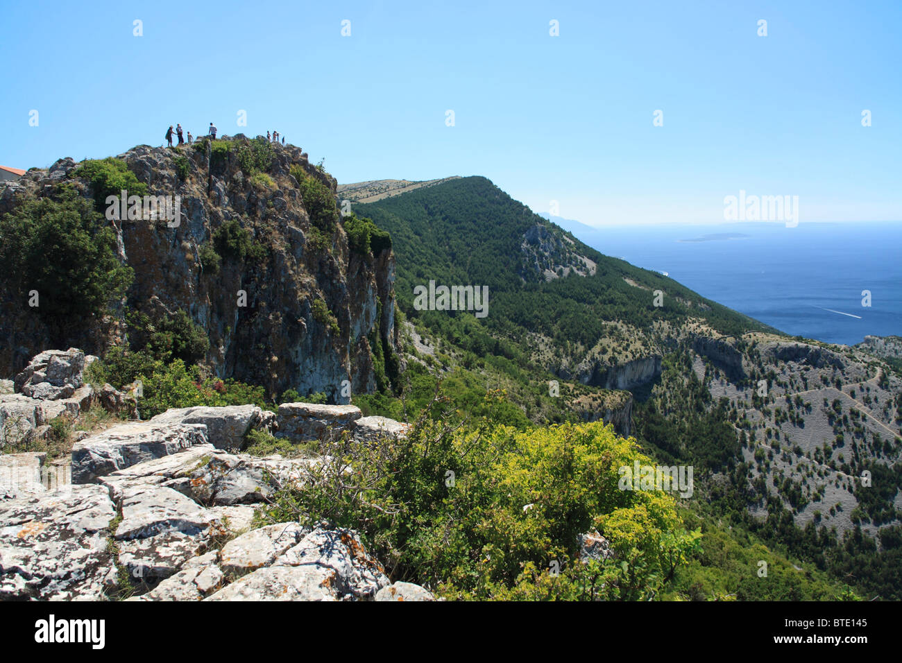 I turisti a guardare il mare Adriatico in Lubenice villaggio sull isola di Cres, Croazia Foto Stock