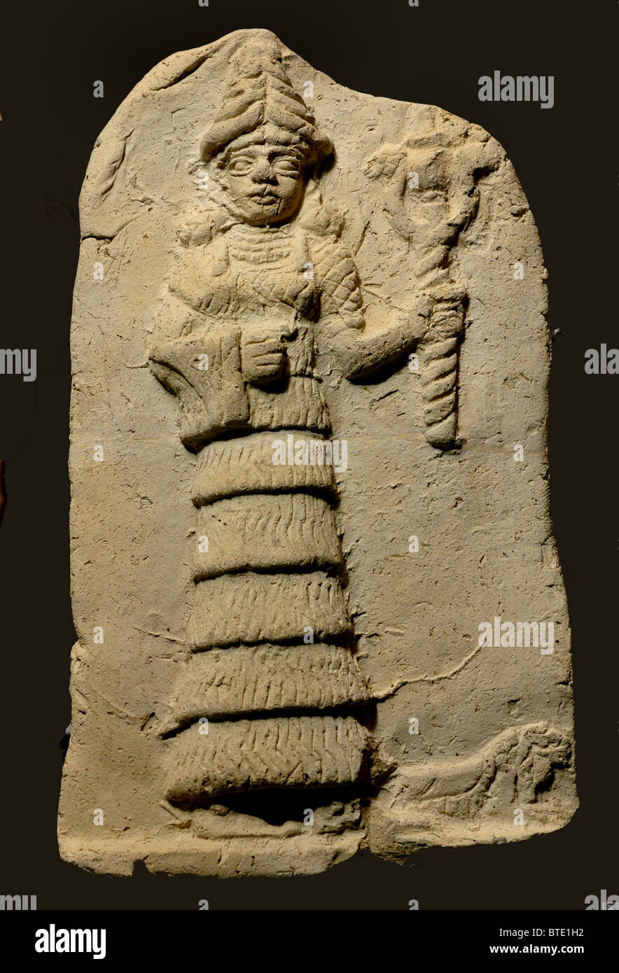 5339. Figurine di argilla di Ishtar tenendo un personale, mesopotamica dea di amore e di guerra. Eshnnuna, Sussa Foto Stock