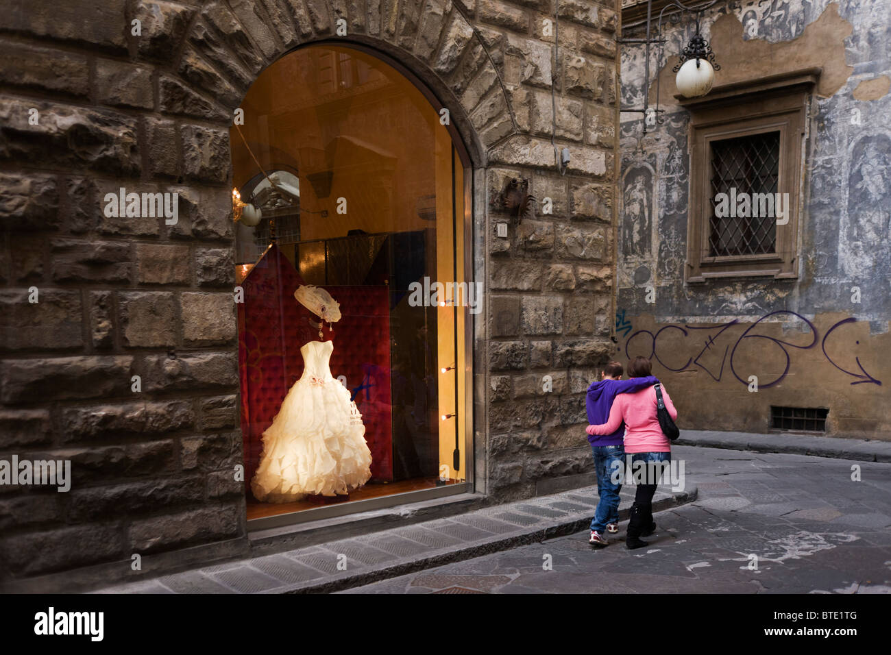 Giovani amanti pass abito da sposa nella finestra di Atelier Aimee bridal  shop su Firenze Borgo degli Albizi Foto stock - Alamy
