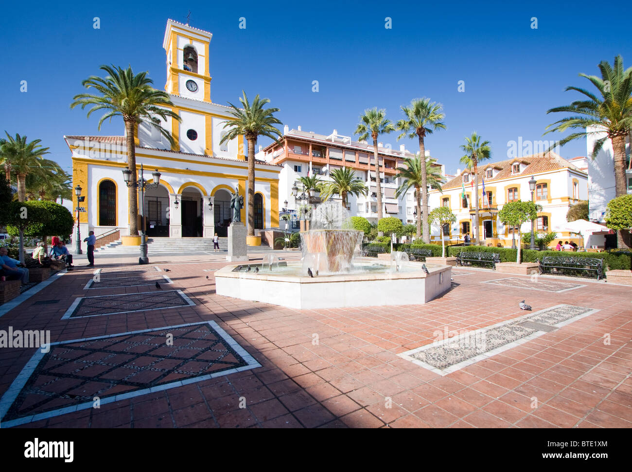 Plaza de la Iglesia (piazza della chiesa) nella città di San Pedro de Alcantara, Andalusia, Spagna Foto Stock