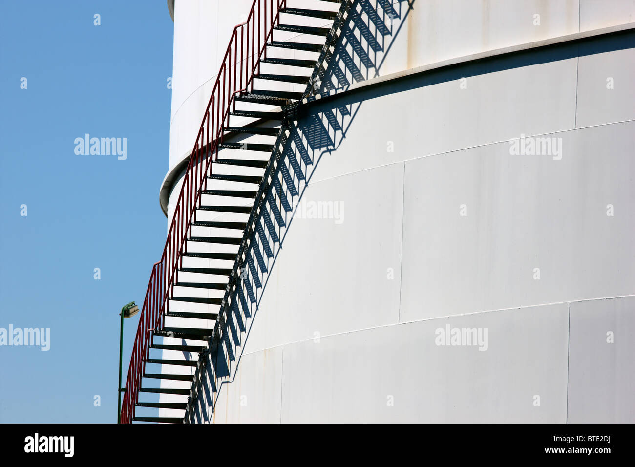 La scala di un grande serbatoio di olio in una raffineria. Foto Stock