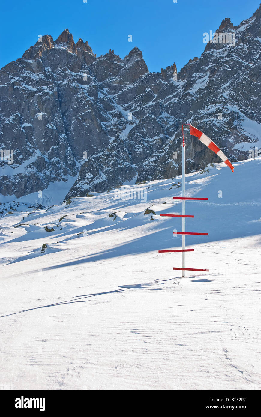 Manica a vento e neve misuratore di livello in area di atterraggio elicotteri in alta montagna innevata. Sulle Alpi francesi. Chamonix. Foto Stock