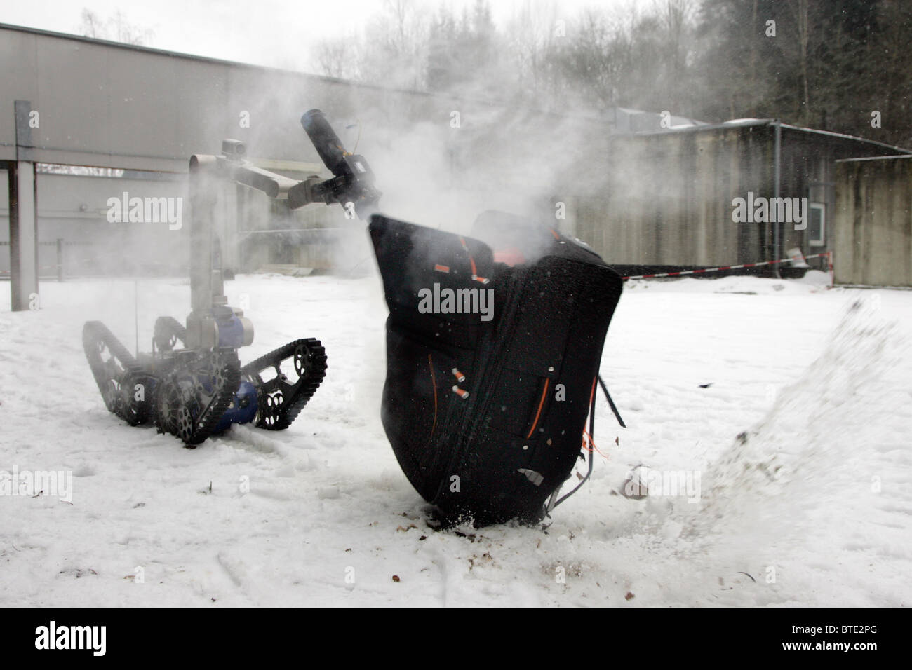 Master-slave manipolatori utilizzati come un EOD robot per disarmare un pericoloso esplosivo come valigia bombe o altri IED da un Bomb Squad. Foto Stock