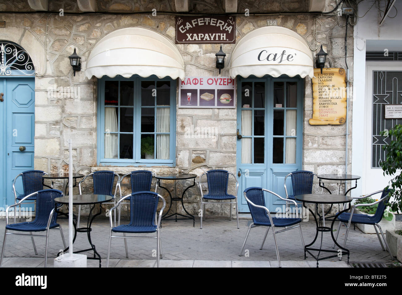 Il cafe bar nessuno 'nessun popolo' in Lefkada Lefkada town Grecia greco mediterraneo Foto Stock