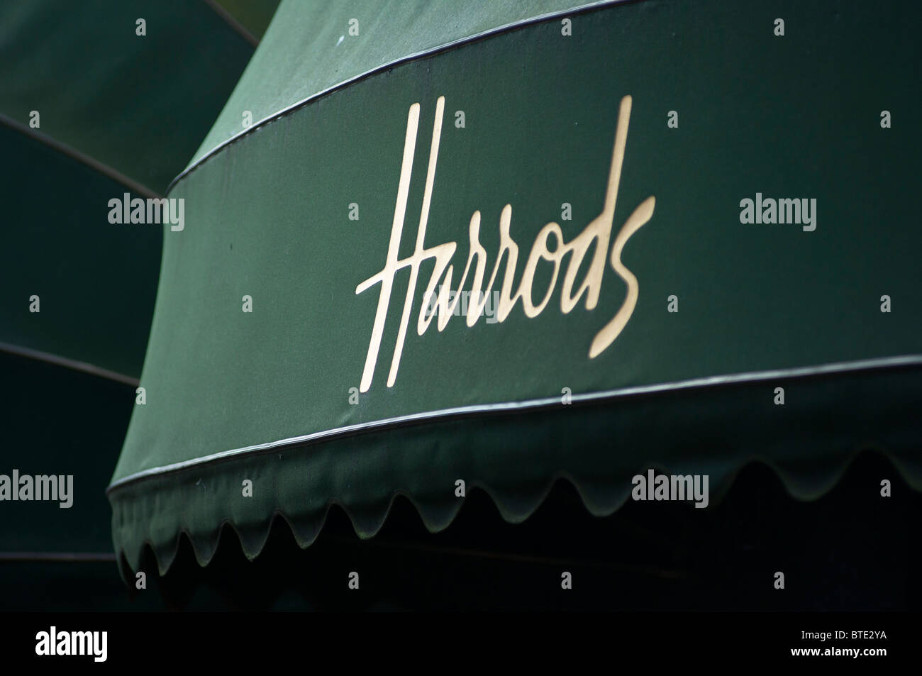 Le tettoie distintivi appartenenti al mondo famoso Harrods a Londra, Inghilterra Foto Stock