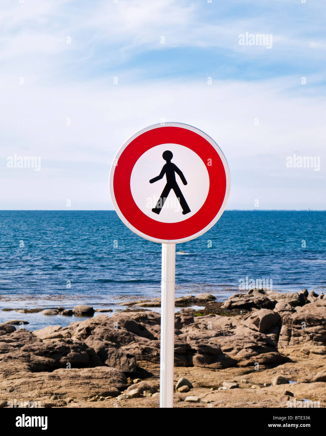 Segnale pedonale dal mare in Francia Europa Foto Stock