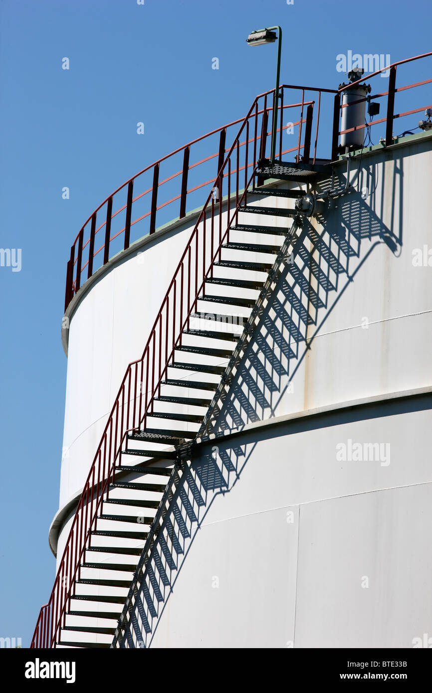 La scala di un grande serbatoio di olio in una raffineria. Foto Stock