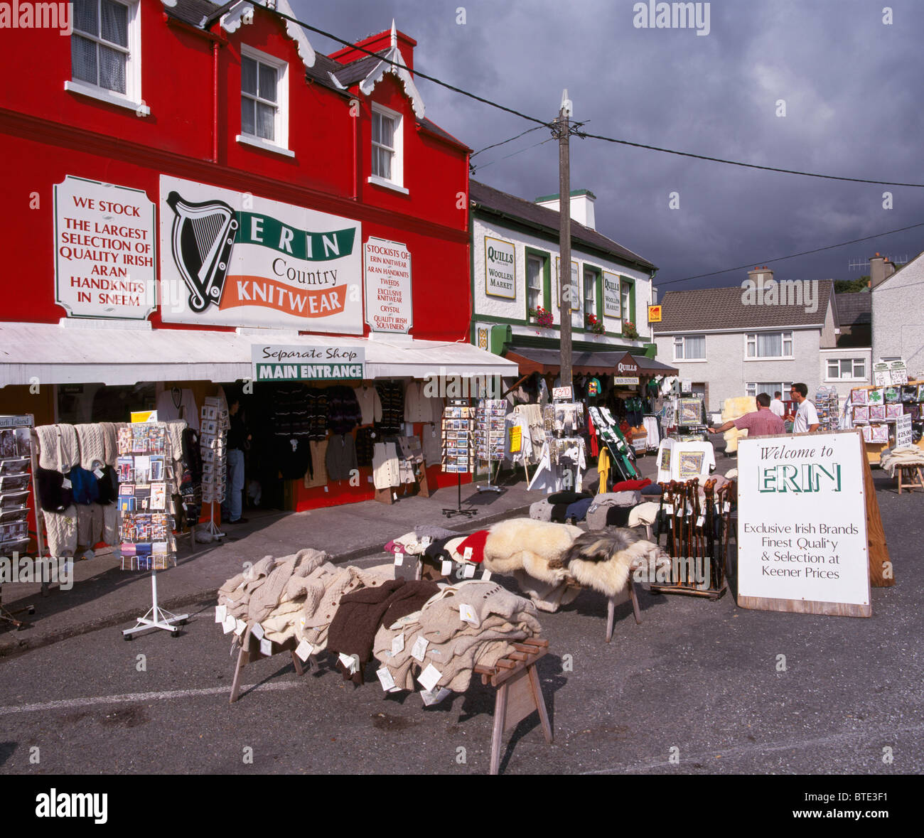 Erin maglieria shop in Sneem, nella contea di Kerry, Irlanda. Foto Stock Erin maglieria shop in Sneem, nella contea di Kerry, Irlanda. Foto Stock