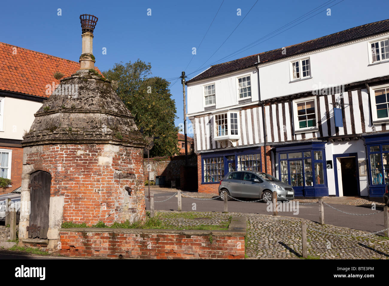 Pompa del villaggio nel luogo comune di Little Walsingham, Norfolk . Foto Stock