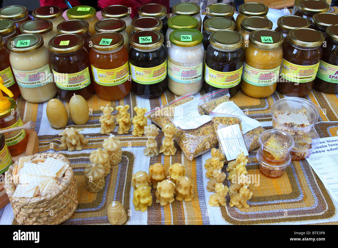 I vasetti di miele biologico e fatto in casa i prodotti di cera d'api Wroclaw Polonia Foto Stock