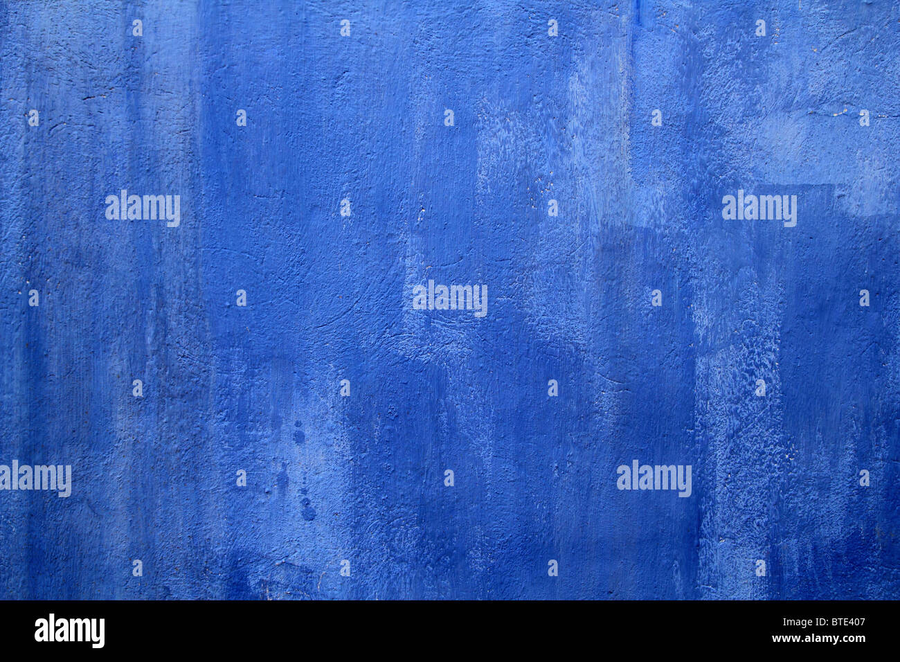 Parete blu texture di sfondo grunge in casa mediterranea Foto Stock