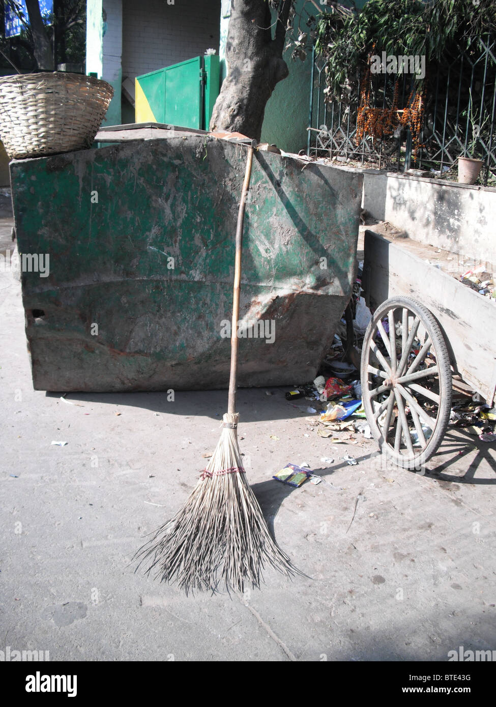 Immagini di fallo giocare: Dalit produrre immagini di alimentazione nella campagna per porre fine alla pratica illegale di scavenging del manuale Foto Stock