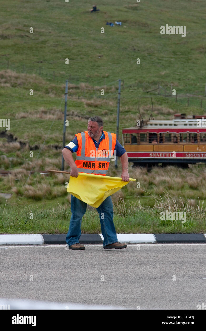 Marshall presso il Bungalow e tenetevi pronti per la super stock motorcycle race per iniziare a Isle of Man TT 2010 Foto Stock