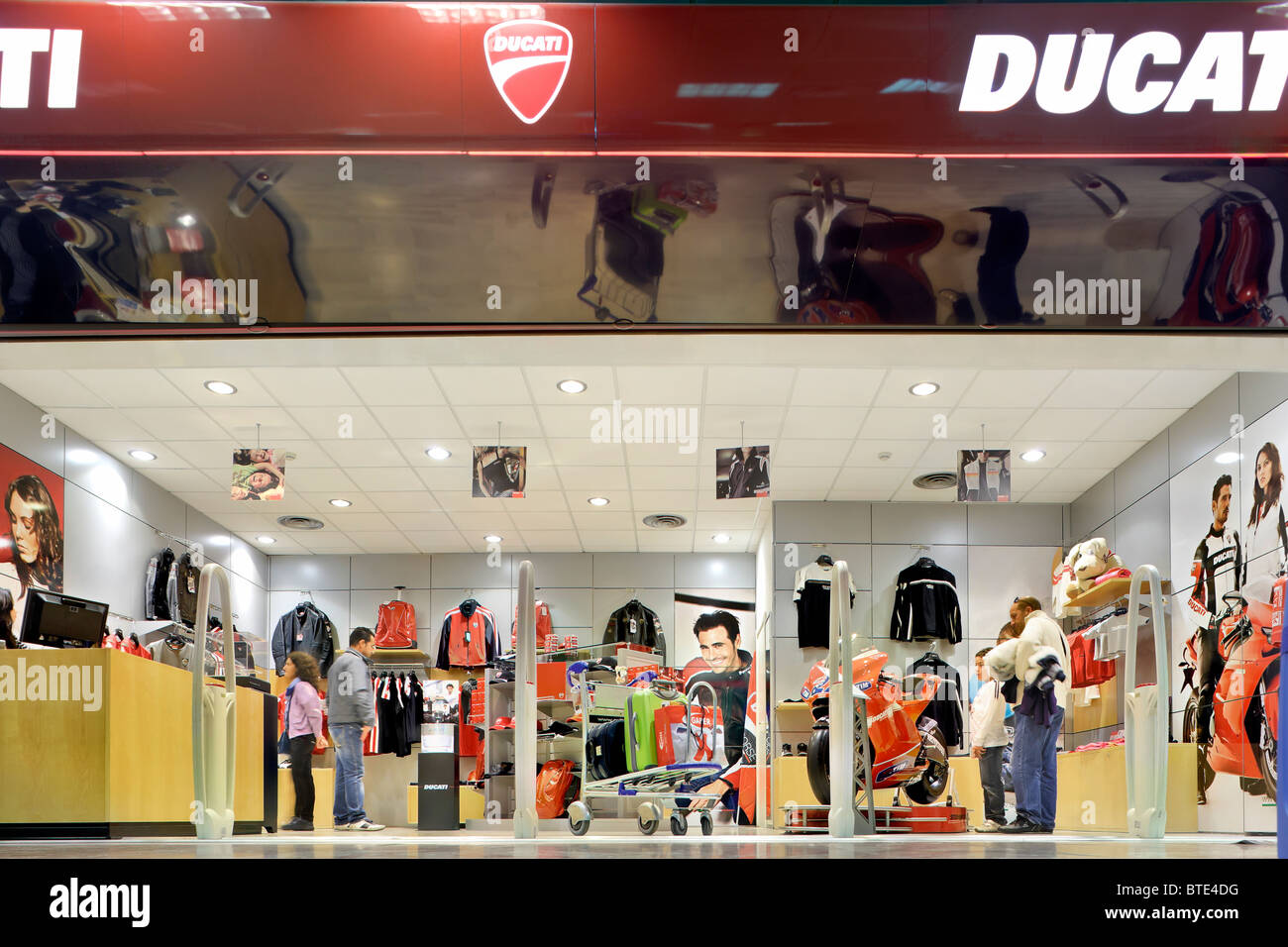 Bologna negozio Ducati store in aerostazione partenze centro commerciale per lo shopping in aeroporto Guglielmo Marconi Bologna Italia Foto Stock