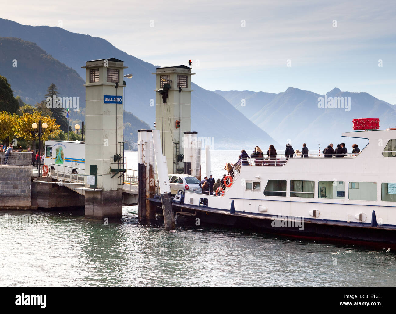traghetto lago di como orari