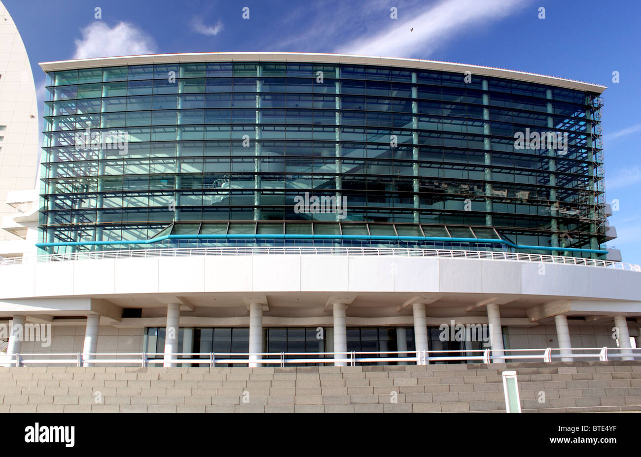 Vista frontale del National Convention Hall di Yokohama, parte del Pacifico Yokohama Convention Complex e il centro conferenze Foto Stock