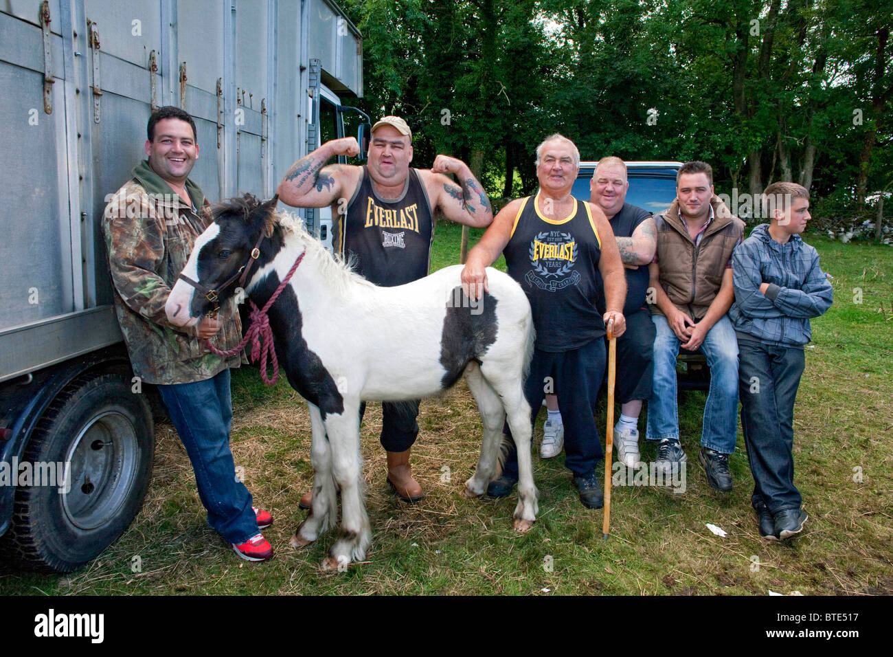 Il possente Gentle Giant Ivor Hughes in piedi con i suoi quattro fratelli e padre Arthur al Priddy ovini fiera. DAVID MANSELL Foto Stock