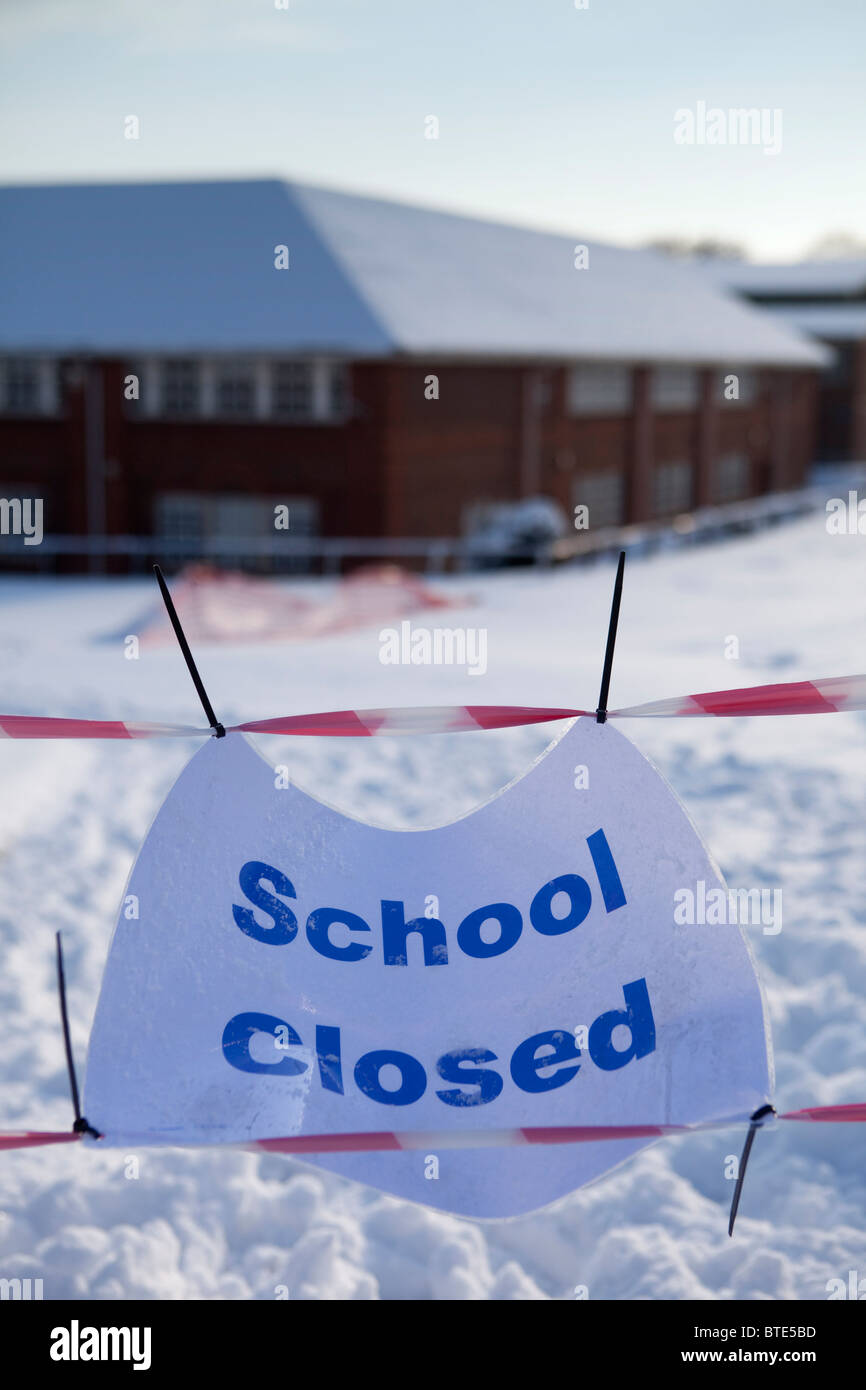 Scuola segno chiuso in ingresso, nella neve Foto Stock