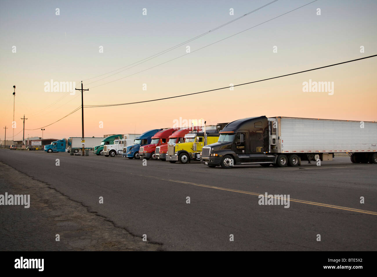 Una fila di semi parcheggiati i carrelli in una sosta - California, Stati Uniti d'America Foto Stock