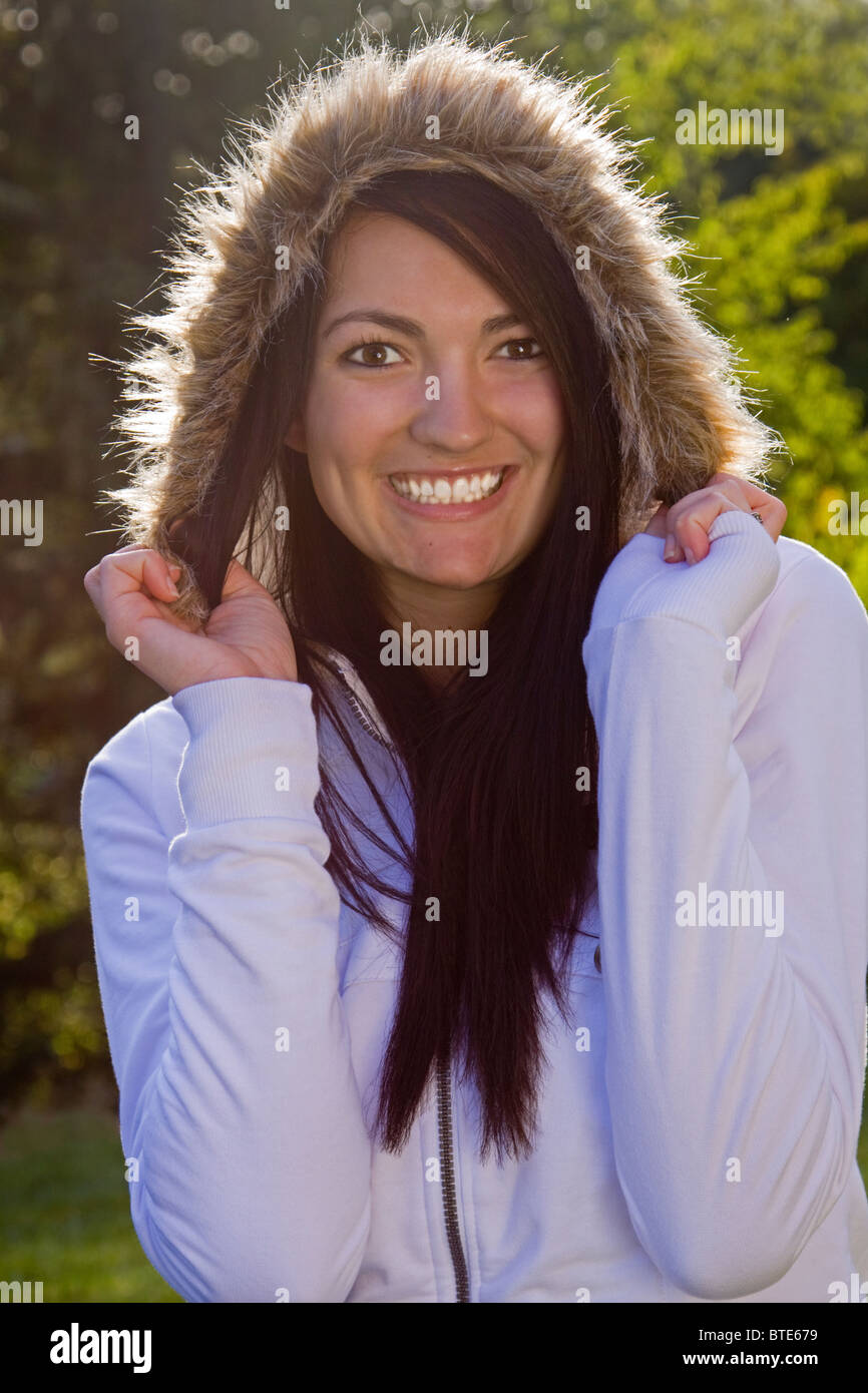 Sorridenti ragazza all'aperto Foto Stock