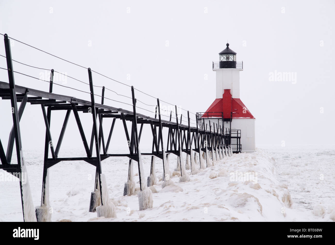 Passerella che conduce a San Giuseppe North Pier Head Lighthouse, San Giuseppe, Benton Harbor, Michigan, Stati Uniti d'America Foto Stock