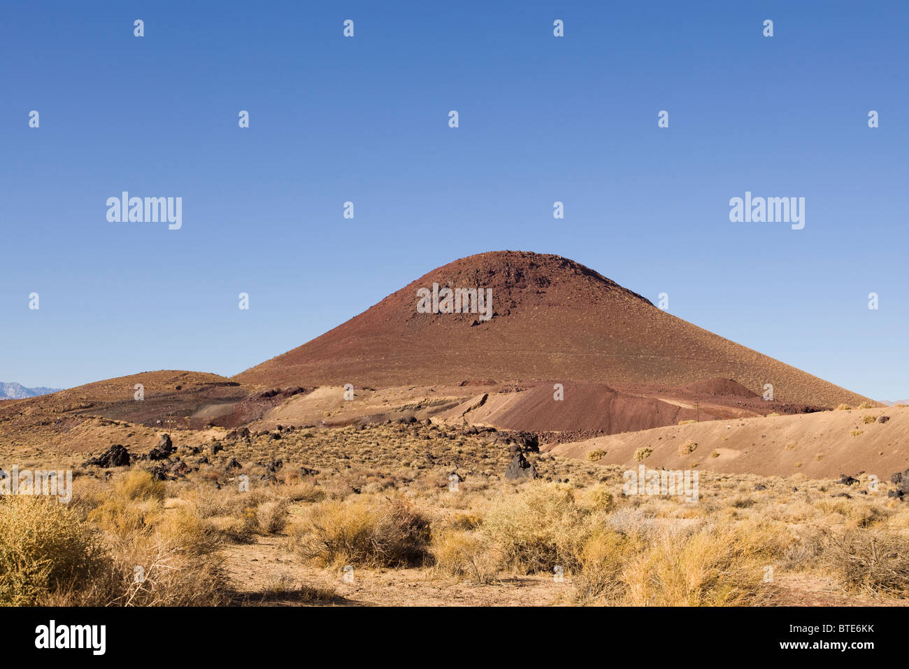 Deserto volcano cinder cone - California, Stati Uniti d'America Foto Stock