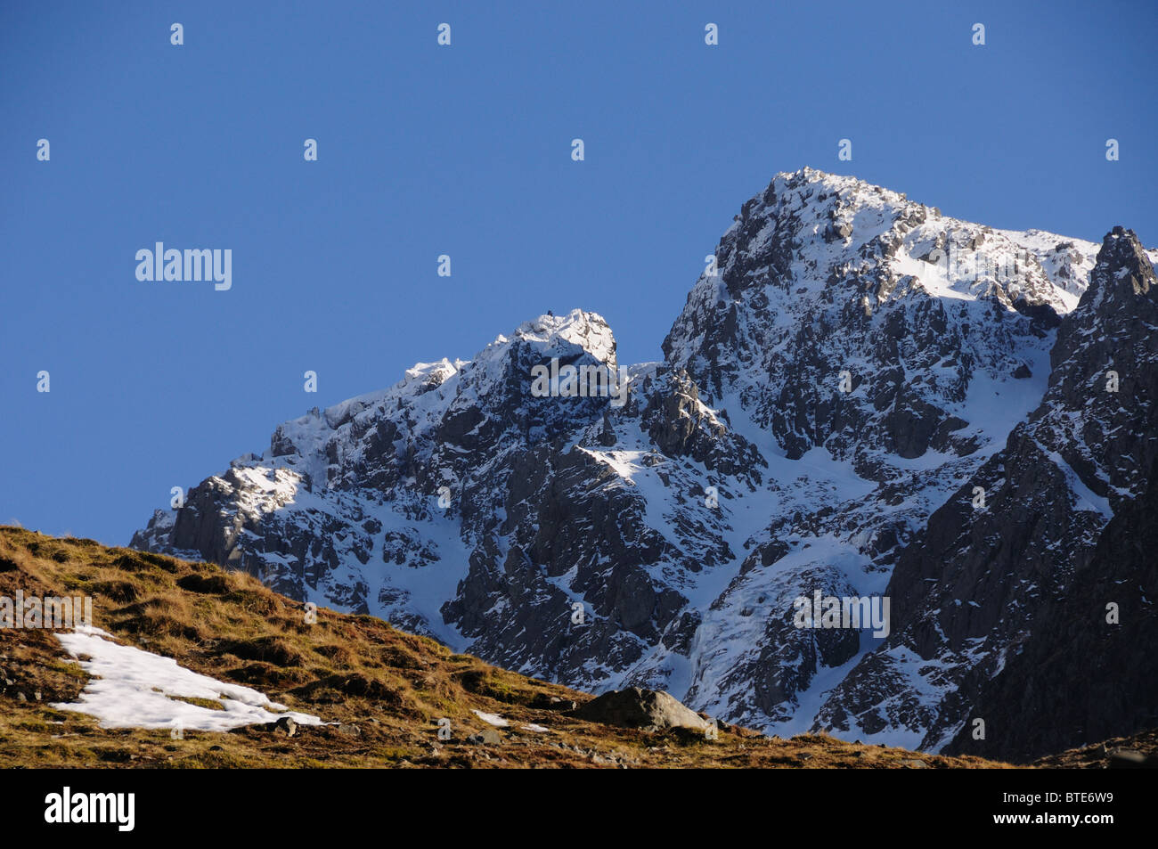 Lodore Falls, Scafell Crag, nero roccioso e Symonds Knott in inverno nel Lake District inglese Foto Stock