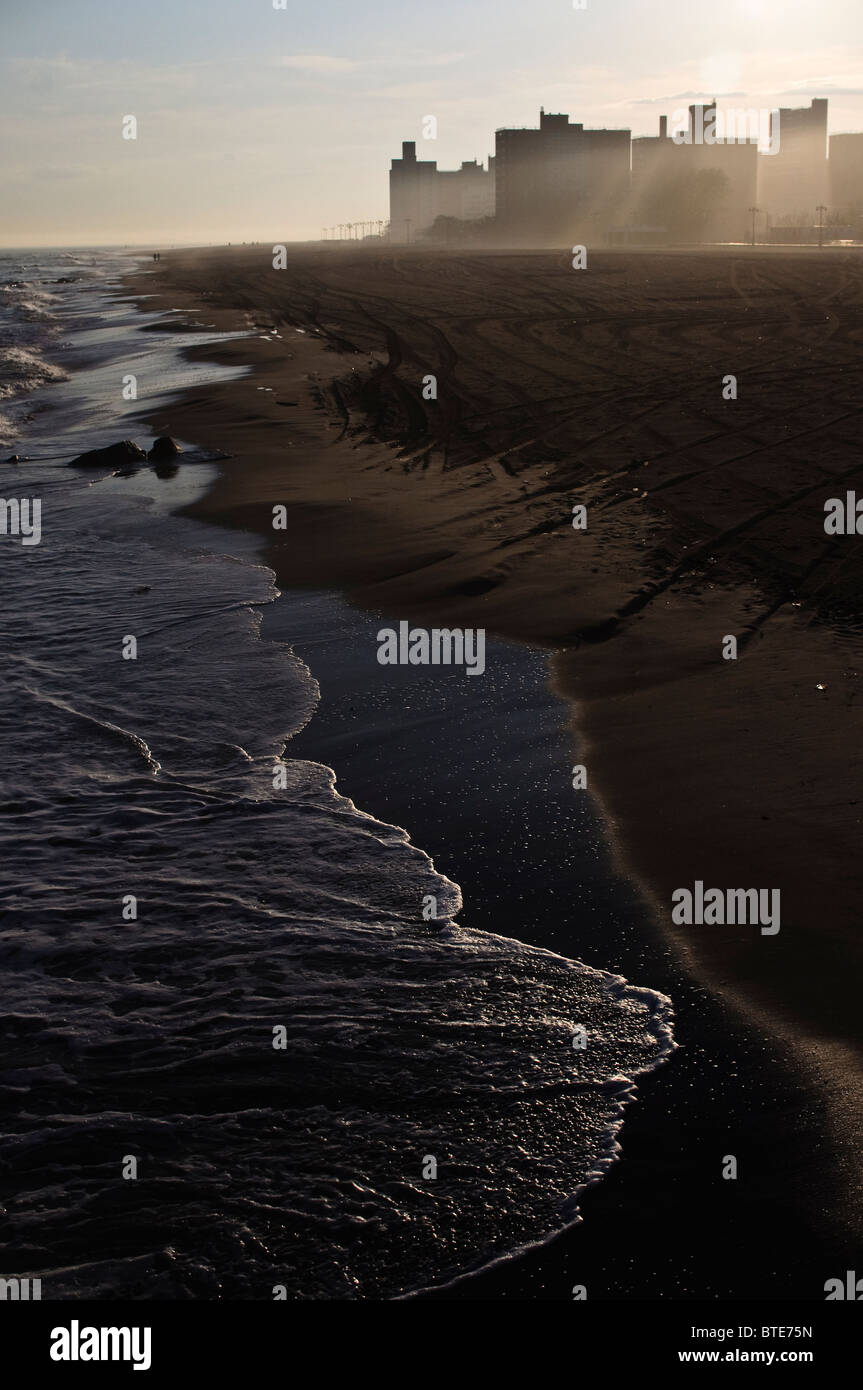 Un soleggiato vista lungo la spiaggia dal molo a Coney Island, New York City. Foto Stock