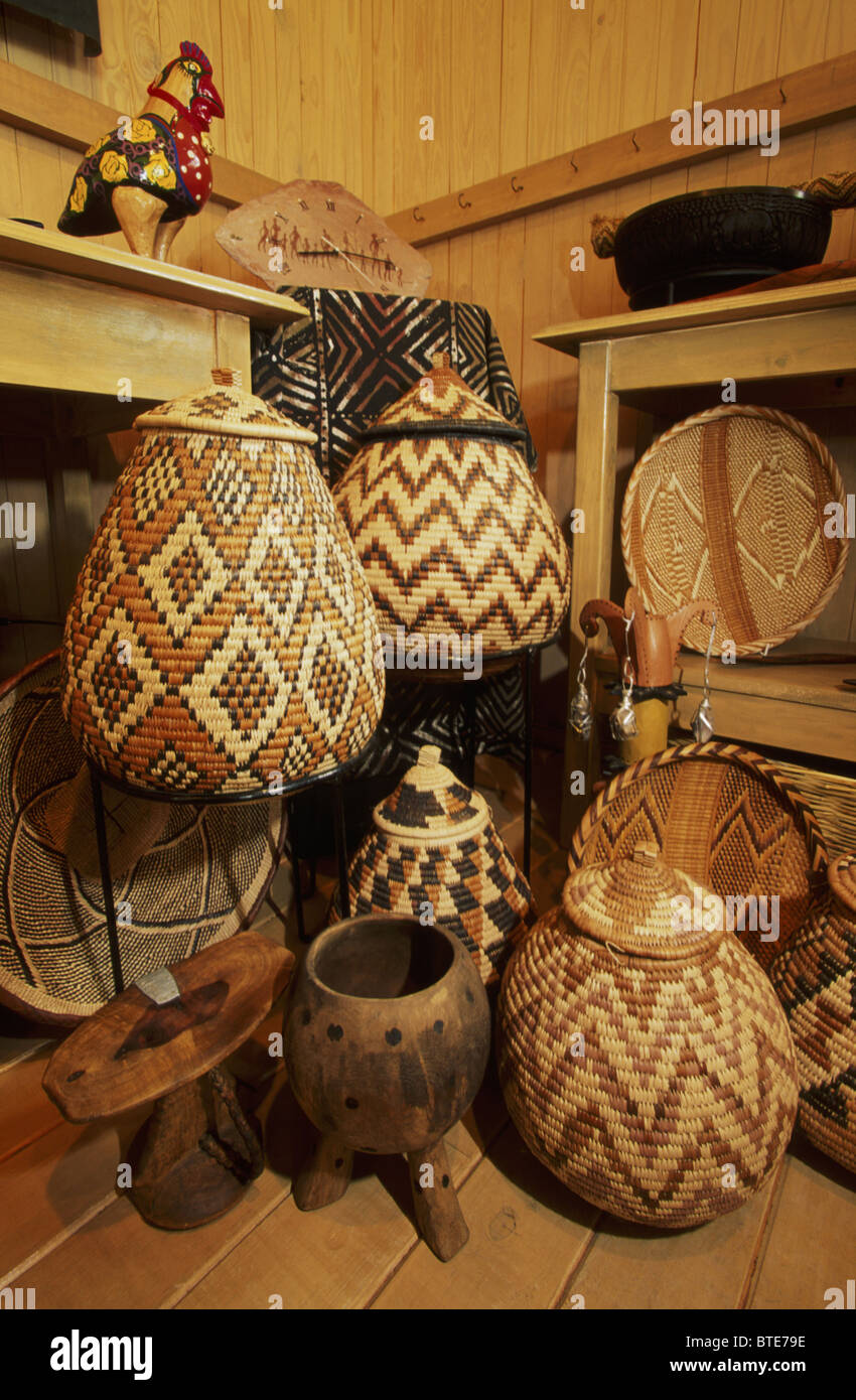 L'interno del 'African Accessori ' Shop in coccodrillo Creek villaggio artigianale in Kromdraai Foto Stock