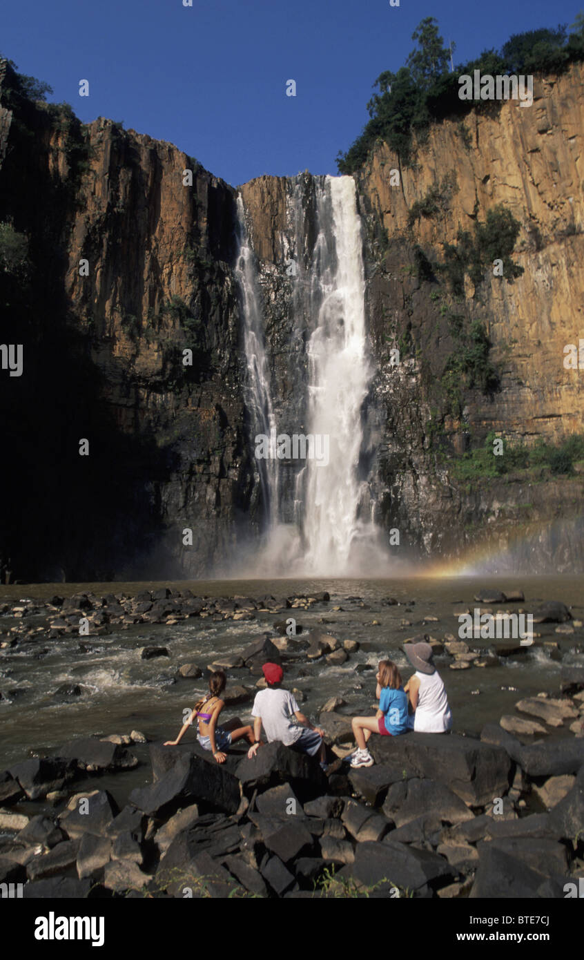 Quattro figli guardando verso la parte superiore dell'Howick falls, una popolare attrazione turistica vicino a Pietermaritzburg Foto Stock
