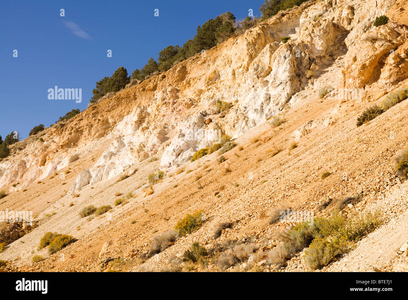Una vista in spaccato di minerali ricchi di paesaggio dovuta ad erosione - California USA Foto Stock