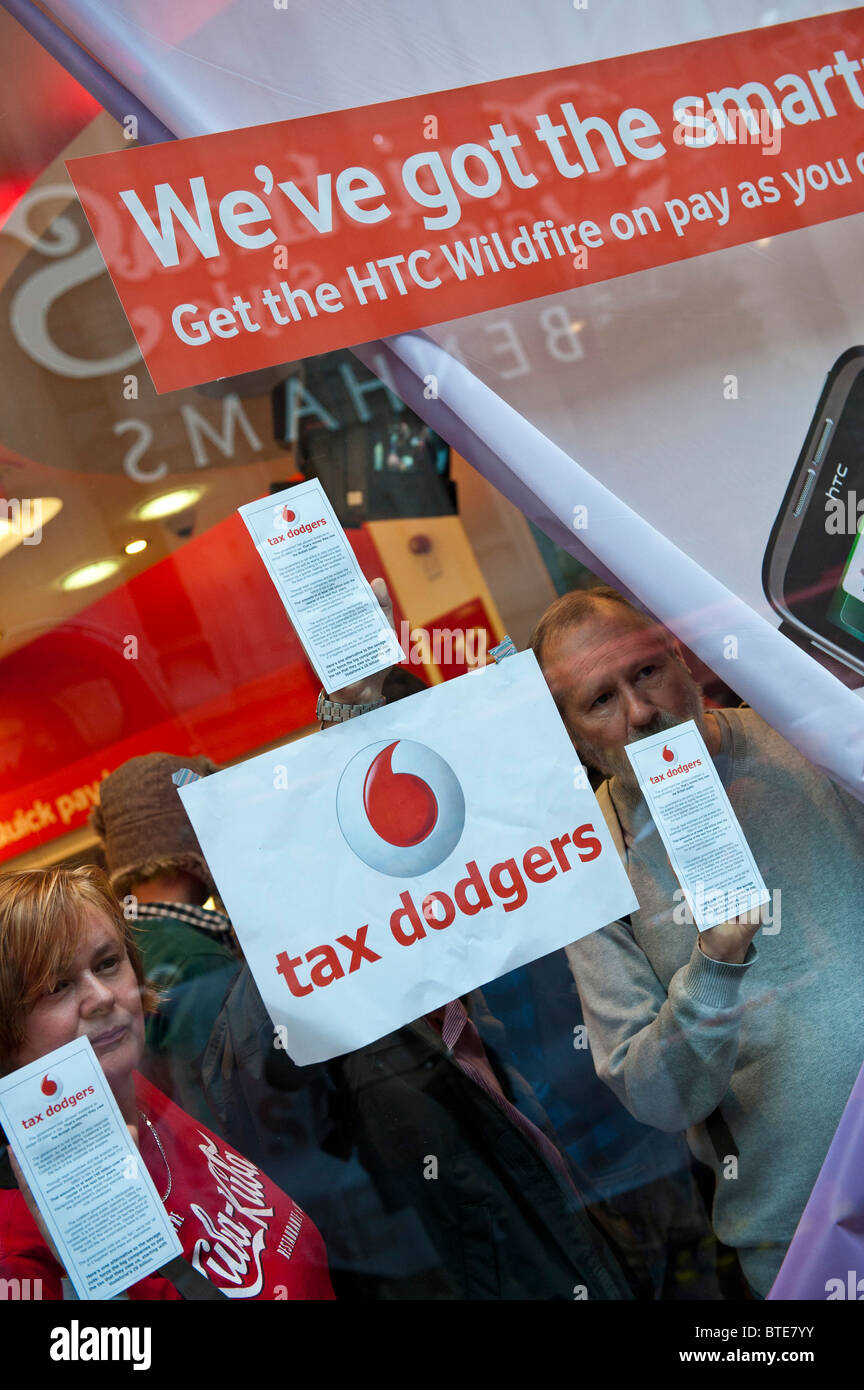 I manifestanti chiudere Vodafone, in Oxford Street negozio per evidenziare i 6 miliardi di sterline tassa Windfall di rottura sul loro caro Mannesmann deal Foto Stock