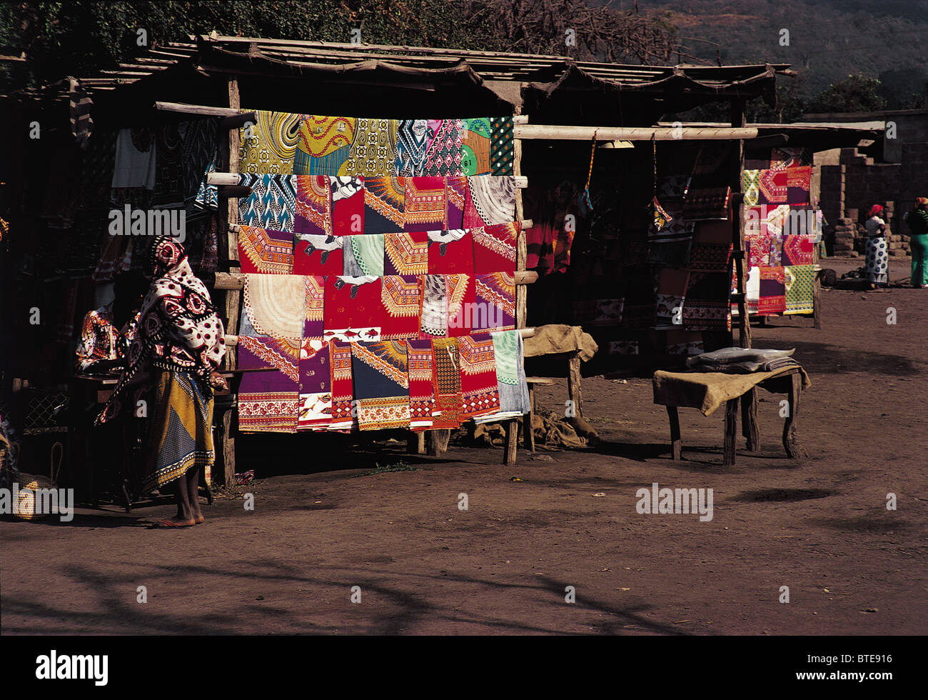 Bancarella vendendo colorato tessuto stampato presso il keniota Market Place Foto Stock