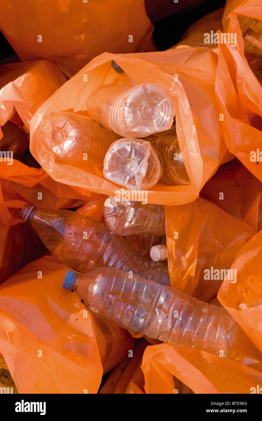 Riciclaggio di bottiglie di plastica Foto Stock