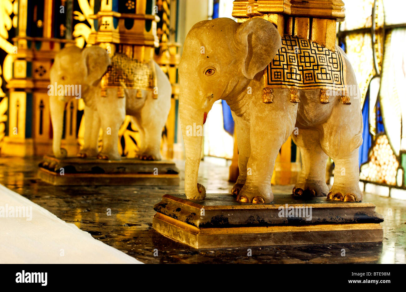 Gli elefanti in St Bartholemew la chiesa, Moreton Corbet, Shropshire, Regno Unito Foto Stock