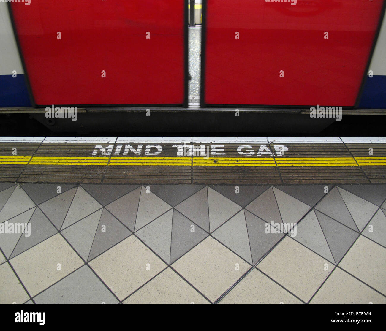 Mente lo spazio dipinto di avvertimento sul bordo della piattaforma della metropolitana nella metropolitana di Londra Foto Stock