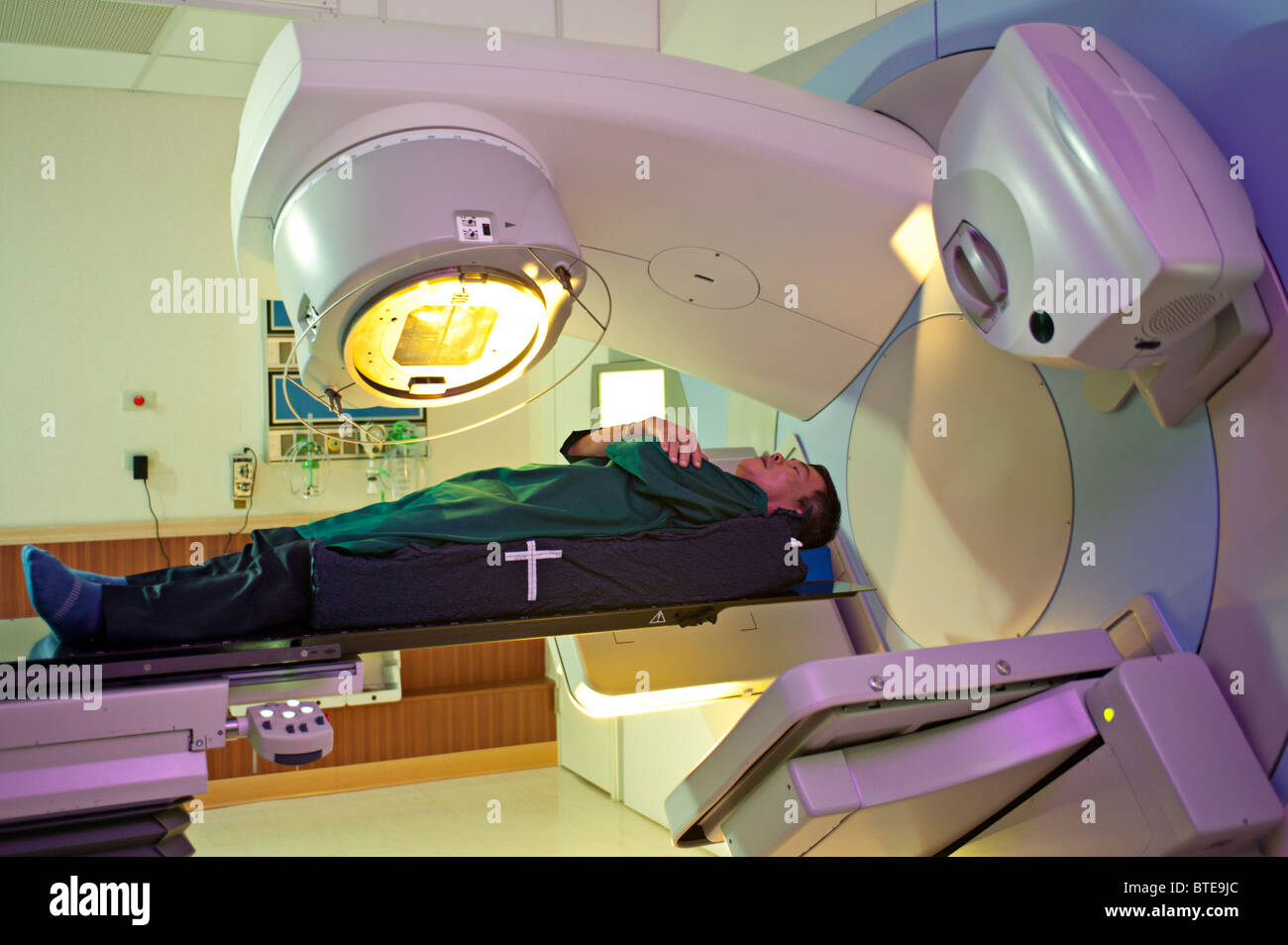 Paziente avente image guided radiation therapy in ospedale Foto Stock